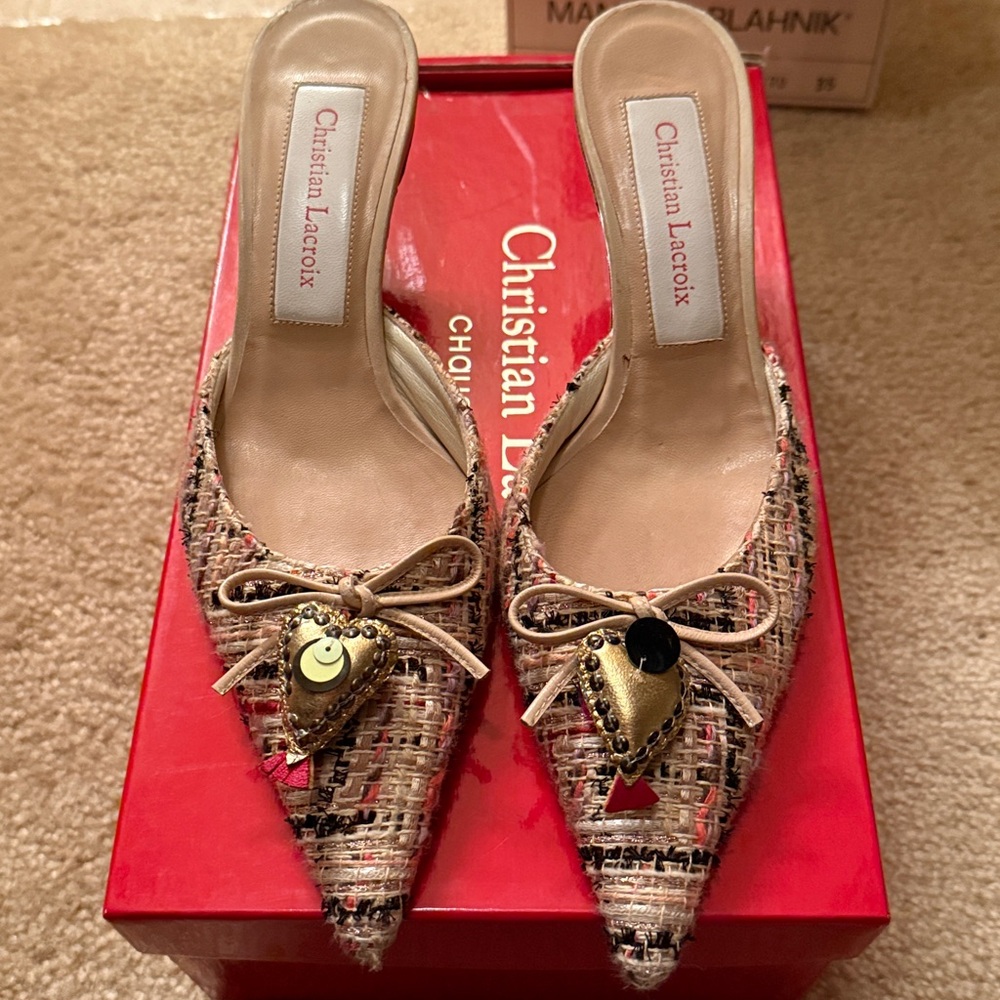 Christian Lacroix mule in 35. Tweed printed with a bow accent and metallic heart